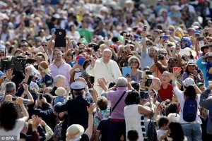 pope and crowd