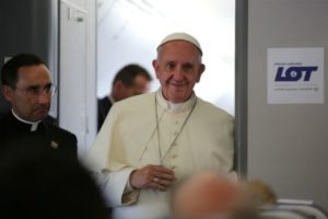 Pope_Francis_aboard_the_papal_flight_from_Poland_July_31_2016_Credit_Alan_Holdren_CNA_CNA